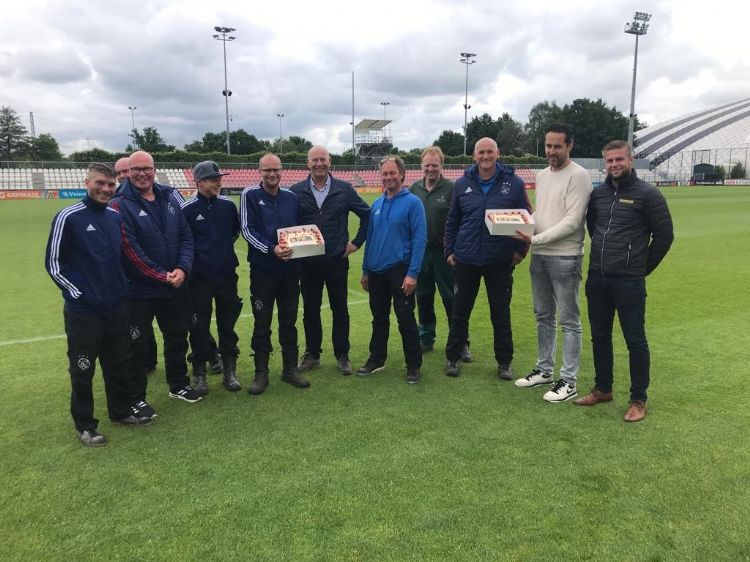 De fieldmanagers van Ajax kregen twee taarten overhandigd. De fieldmanagers van Ajax kregen twee taarten overhandigd.
