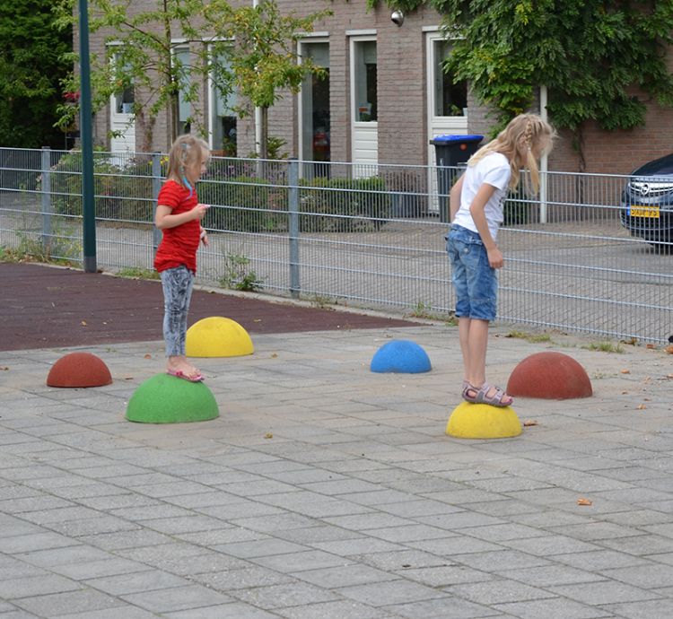 Op diverse pleinen en speelplaatsen staan de zit en speelelementen “Jollebollen”. Bij kinderen zijn deze EPDM rubber gemaakte ballen zeer populair. 