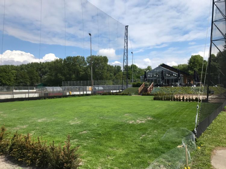 De nieuwe putting green met op de achtergrond het clubhuis. De nieuwe putting green met op de achtergrond het clubhuis.