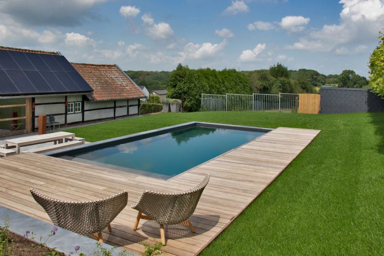 Hier zijn Vietnamese hardsteen bloktreden en Vietnamese hardsteen tegels van Michel Oprey & Beisterveld verwerkt door hovenier: Seegers Gardens & Pools