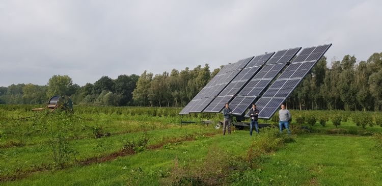 Het prototype van de MSS van Agriper met de drie uitvinders vlnr Hans Reijnen, Sander Penners en Erwann van Eyk