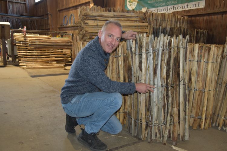 Eigenaar Willem Termaat bij een net geproduceerd, opgerold schapenhek Eigenaar Willem Termaat bij een net geproduceerd, opgerold schapenhek