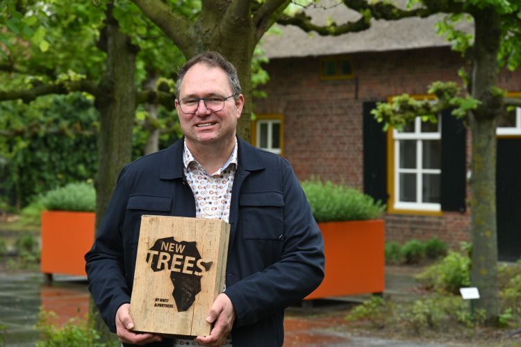 Pieter van den Berk met de Newtrees-plaquette Pieter van den Berk met de Newtrees-plaquette