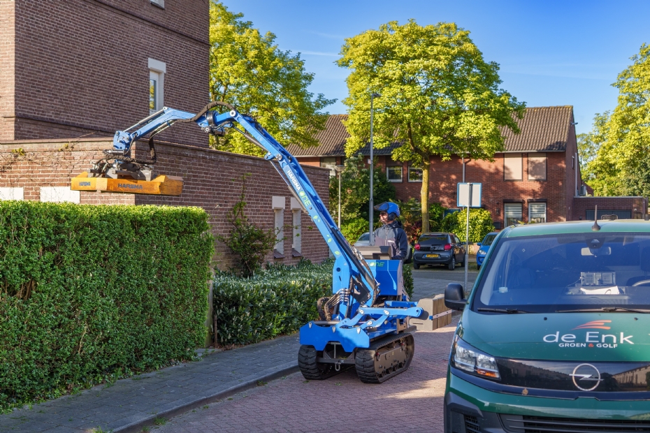 De zelfontwikkelde snoeimachine gaat ook flink de hoogte in De zelfontwikkelde snoeimachine gaat ook flink de hoogte in